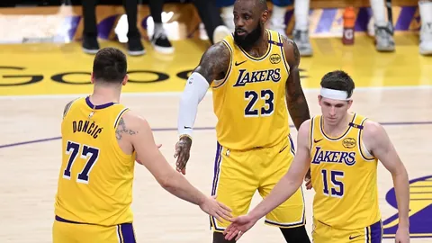 “巨星级盛宴：超级巨星三获大满贯，哈登威少联手狂揽50分，共筑60分21板10助辉煌，榜单领跑！”